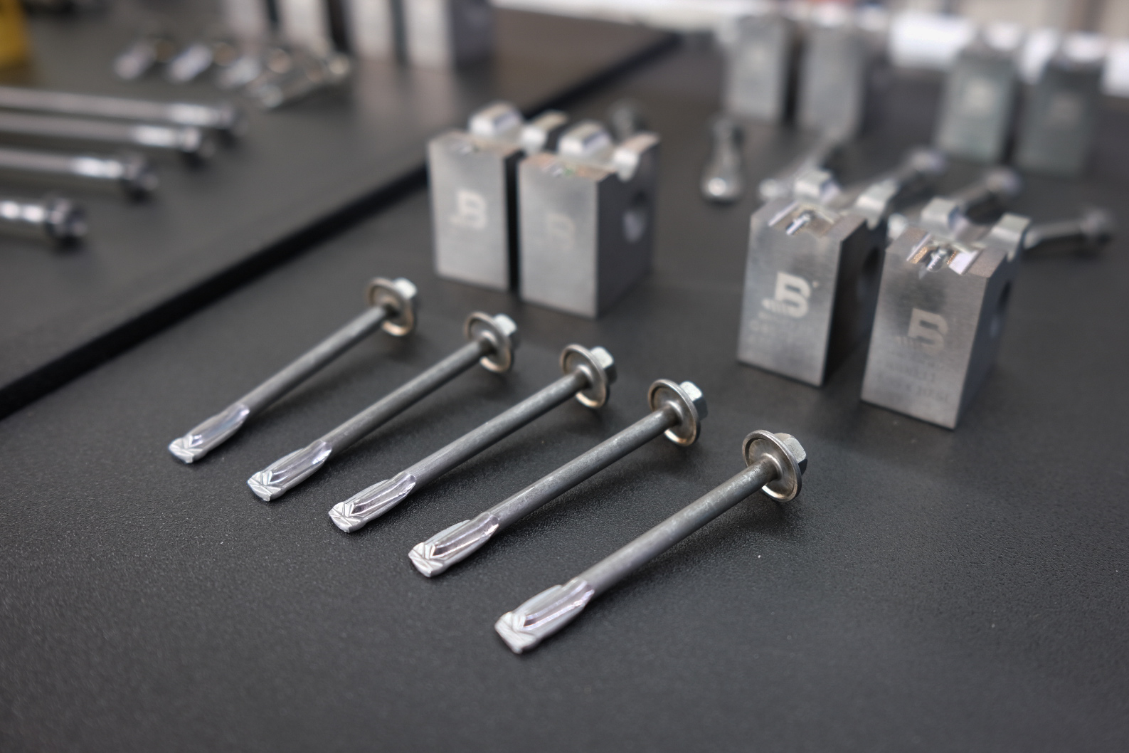 Nên dùng loại vít nào cho đinh tán kim loại? 10 mẹo thiết yếu để lựa chọn đúng đắn